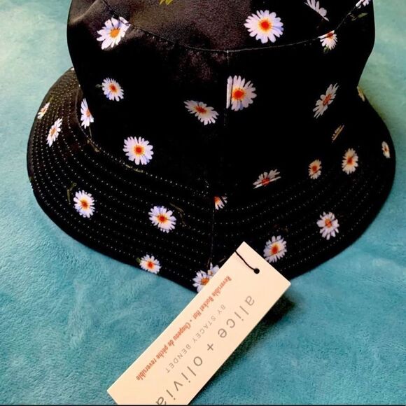 Alex & Olivia Bucket Hat NWT